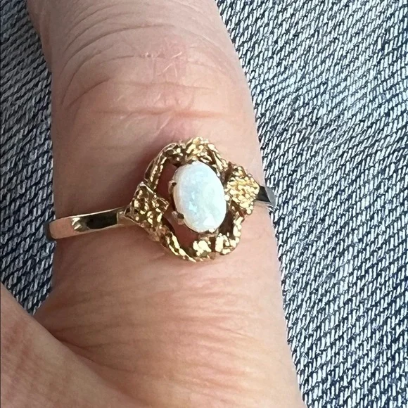 Detailed 14k gold opal ring, sz 5.75